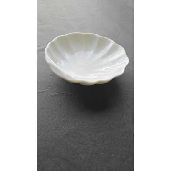 Lillian Vernon White Scallop Porcelain Trinket Dish Bowl 4" Flower Shape China - Picture 3 of 5